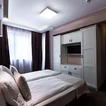 каро и Хотел